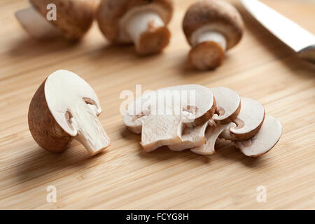 La châtaigne fraîche tranches de champignons sur la planche à découper Banque D'Images