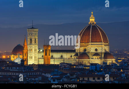 La ville de Florence de nuit vue de dessus (Italie, Toscane). Au centre : Cathédrale de Sainte Marie des fleurs. Banque D'Images