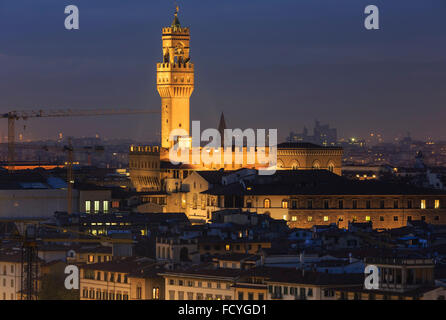 La ville de Florence de nuit vue de dessus (Italie, Toscane) sur le fleuve Arno. Banque D'Images