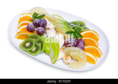 Un plateau de fruits frais assortis de longues plaque blanche, isolée avec clipping path Banque D'Images