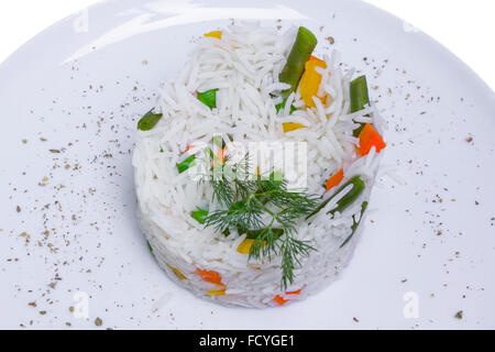 Riz basmati saine avec des légumes en plaque blanche Banque D'Images