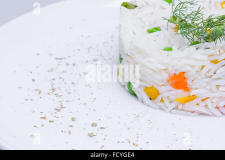 Riz basmati saine avec des légumes en plaque blanche, gros plan Banque D'Images