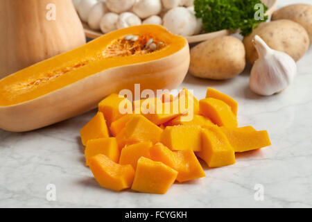 Potiron butternut frais coupé en morceaux Banque D'Images