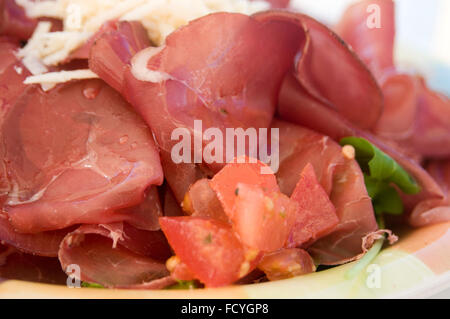 Bresaola air brisaola boeuf salé séché la viande rouge boeuf séché séchage Séchage italie italien Salades Salade de délicatesse rucola e grana ro Banque D'Images