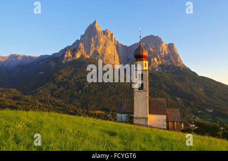 Saint Valentin mit Schlern dans den Dolomiten - église Saint Valentin et la montagne Dolomites à Schlern Banque D'Images