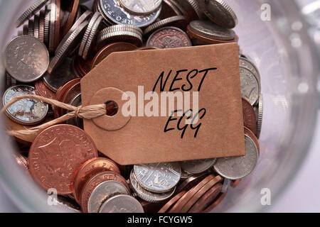 Nest Egg label britannique sur l'intérieur des pièces mixtes un bocal de verre concept Banque D'Images