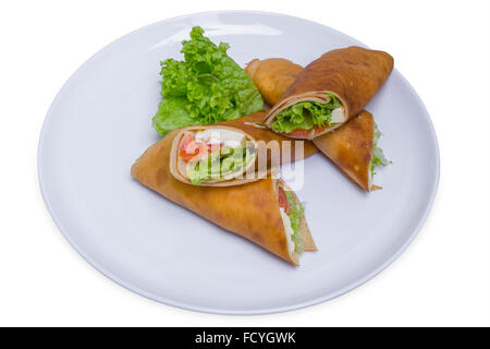 Pancakes (rouleaux) avec du saumon, isolé avec clipping path Banque D'Images