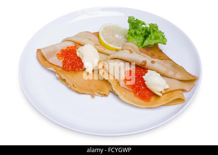 Pancakes (rouleaux) avec caviar et le beurre, isolé avec clipping path Banque D'Images