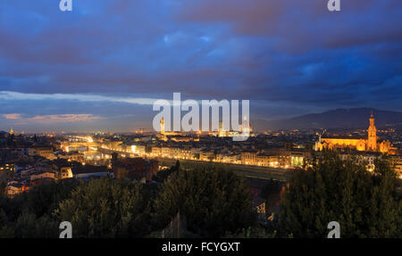 La ville de Florence de nuit vue de dessus (Italie, Toscane) sur le fleuve Arno. Banque D'Images