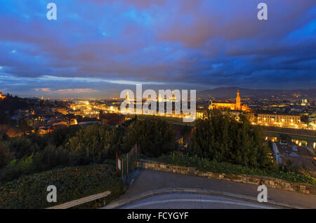 La ville de Florence de nuit vue de dessus (Italie, Toscane) sur le fleuve Arno. Banque D'Images