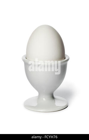 Blanc bouilli œuf dans un coquetier sur fond blanc Banque D'Images
