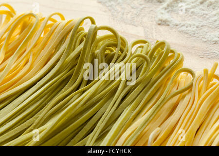 Pâtes fraîches Tagliolini bicolore close up Banque D'Images