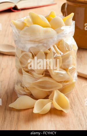 Cuisine italienne conchiglioni rigati dans un sac en cellophane Banque D'Images
