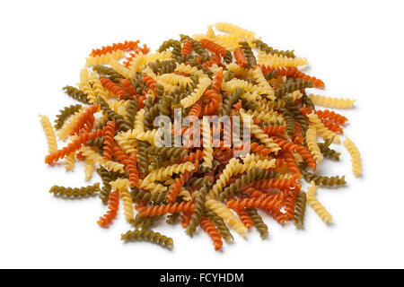 Tas de fusilli traditionnel italien tricocolore sur fond blanc Banque D'Images