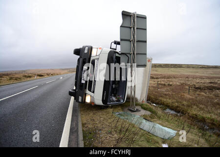 Un camion renversé par vent fort sur l'A628 Woodhead Pass, près de Dunford Bridge, West Yorkshire. © Scott Bairstow/Alamy Banque D'Images