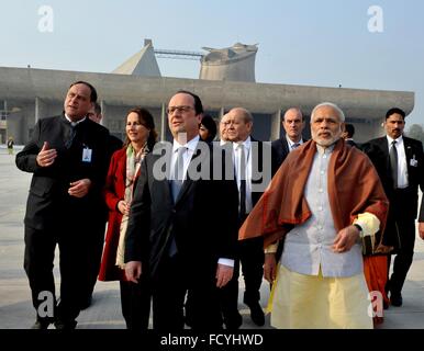 L'Inde. 25 janvier, 2016. Le Premier Ministre indien Narendra Modi tours le Palais de l'Assemblée générale créé par l'architecte français Le Corbusier avec le président français François Hollande, le 24 janvier 2016 à Chandigarh, en Inde. Banque D'Images