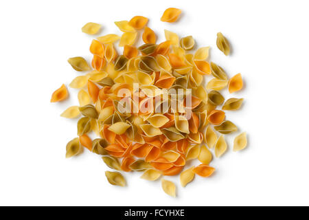 Tas de Conchiglie traditionnelle italienne tricolore sur fond blanc Banque D'Images
