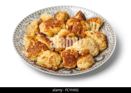 Chou-fleur Frit traditionnel marocain sur un plat sur fond blanc Banque D'Images