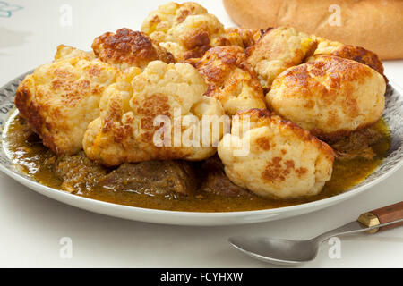 Chou-fleur Frit traditionnel marocain avec le boeuf et la sauce sur un plat Banque D'Images