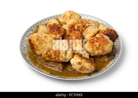 Chou-fleur Frit traditionnel marocain avec le boeuf et la sauce sur un plat sur fond blanc Banque D'Images