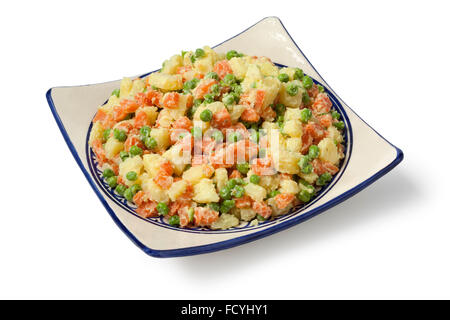 Salade de pommes de terre traditionnelle marocaine sur un carré plat sur fond blanc Banque D'Images