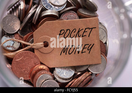 L'argent de poche sur l'étiquette à l'intérieur des pièces mixtes britannique un bocal de verre concept Banque D'Images