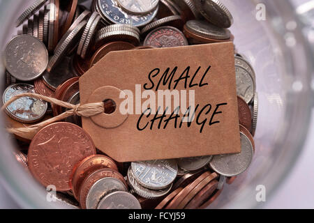 Petit changement sur l'étiquette à l'intérieur des pièces mixtes britannique un bocal de verre concept Banque D'Images