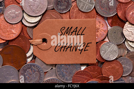 Petit changement sur l'étiquette des pièces mixtes britannique Banque D'Images