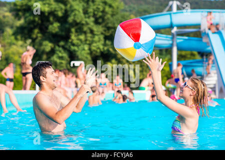 Beau couple dans la piscine Banque D'Images