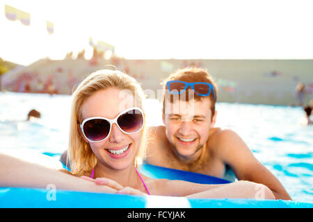 Beau couple dans la piscine Banque D'Images