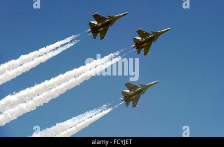 New Delhi, Inde. 26 janvier, 2016. Le premier Air Force Sukhoi Su-30MKI avions volent en formation au cours de la Journée annuelle du défilé de la République le 26 janvier 2016, Rajpath à New Delhi, en Inde. L'heure du Président français François Hollande a signé un accord avec le Premier Ministre indien Narendra Modi pour fournir 36 Rafale. Banque D'Images