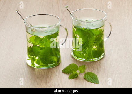 Lunettes avec Melissa officinalis frais plateau Banque D'Images