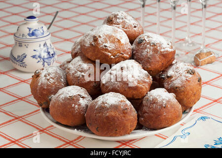 Tas de beignets frits sucrés ou oliebollen sur un plat Banque D'Images