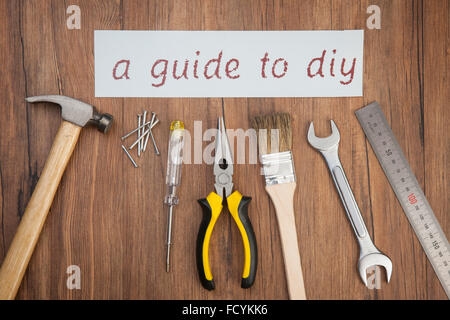 High angle d'un panneau disant 'un guide de bricolage et des outils sous le signe Banque D'Images