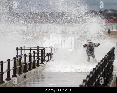 New Brighton, Birkenhead, Liverpool, Royaume-Uni. 26 janvier 2016. Météo britannique. Hautes vagues s'écraser sur la défense de la mer à Birkenhead Banque D'Images