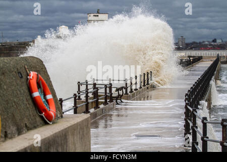 New Brighton, Birkenhead, Liverpool, Royaume-Uni. 26 janvier 2016. Météo britannique. Hautes vagues s'écraser sur la défense de la mer à Birkenhead Banque D'Images