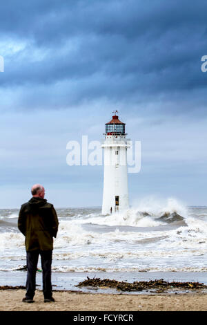 New Brighton, Birkenhead, Liverpool, Royaume-Uni. 26 janvier 2016. Météo britannique. Hautes vagues s'écraser sur la défense de la mer à Birkenhead Banque D'Images