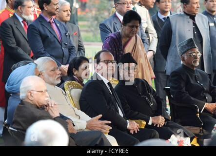 L'Inde. 25 janvier, 2016. Le Président français François Hollande est assis avec le Président indien Pranab Mukherjee et le Premier Ministre indien Narendra Modi, gauche, pour la fête de la République à la réception annuelle de Rashtrapati Bhavan, 26 janvier 2016 à New Delhi, en Inde. Banque D'Images