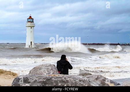 New Brighton, Birkenhead, Liverpool, Royaume-Uni. 26 janvier 2016. Météo britannique. Hautes vagues s'écraser sur la défense de la mer à Birkenhead Banque D'Images