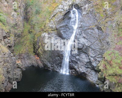 L'automne sur la rivière Cascade Foyers Foyers, au sud d'Inverness, en Écosse. Banque D'Images