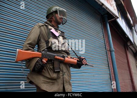 Srinagar, au Cachemire. 26 janvier, 2016. Soldats paramilitaires indiennes montent la garde en face de marché fermé lors d'un arrêt à Srinagar, la capitale d'été du Cachemire indien, 26 janvier 2016. Les magasins et autres établissements commerciaux sont restés fermés alors que le trafic est resté au large de la République de l'Inde sur les routes jour dans le Cachemire indien comme tous les grands groupes séparatistes avaient appelé à une grève générale dans la région. Credit : Basit zargar/Alamy Live News Banque D'Images