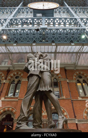 La statue des amoureux au lieu de réunion, St Pancras Banque D'Images