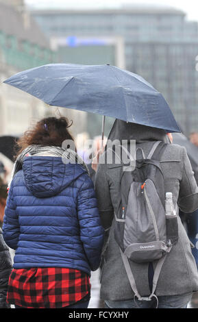 Le pont de Westminster, Londres, Royaume-Uni. 26 janvier 2016. Les Londoniens de Westminster Bridge au début de tempête Jonas Banque D'Images