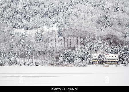 Vue d'hiver d'un chalet motel près du lac d'Abant Banque D'Images