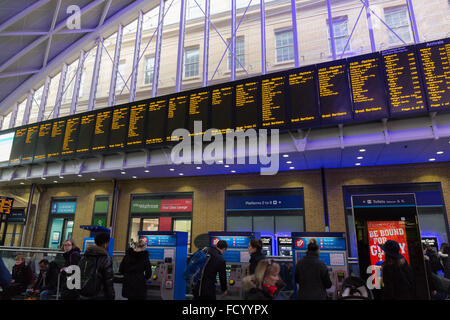 Conseils de départ et d'arrivée à l'intérieur de la gare de Kings Cross, London Banque D'Images