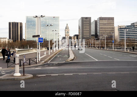 Pont Charles de Gaulle pont avec tour de l'horloge de la Gare de Lyon en arrière-plan, sur Seine, Paris, France, Europe. Banque D'Images