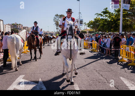 Les cavaliers et les chevaux dans le corral à la Fiesta de San Sebastian, La Caleta, Costa Adeje, Tenerife, Canaries, Espagne. Banque D'Images