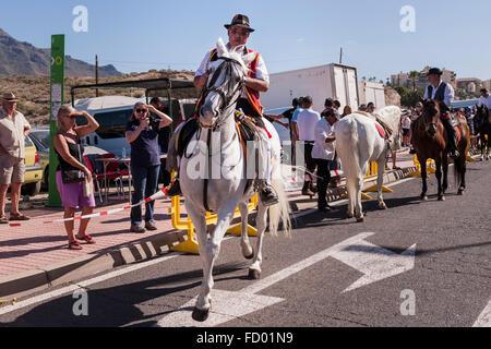 Les cavaliers et les chevaux dans le corral à la Fiesta de San Sebastian, La Caleta, Costa Adeje, Tenerife, Canaries, Espagne. Banque D'Images