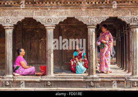 Trois femmes parlant à l'extérieur d'un temple à Patan Banque D'Images