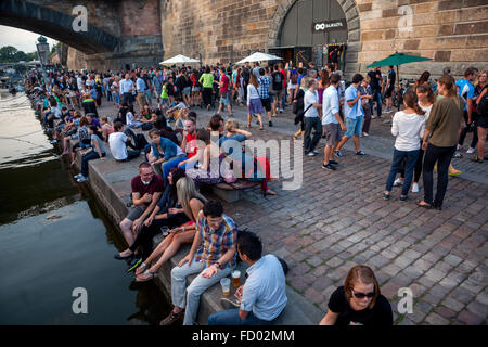 Les gens apprécient la place sur le fleuve Naplavka Prague, République tchèque Banque D'Images